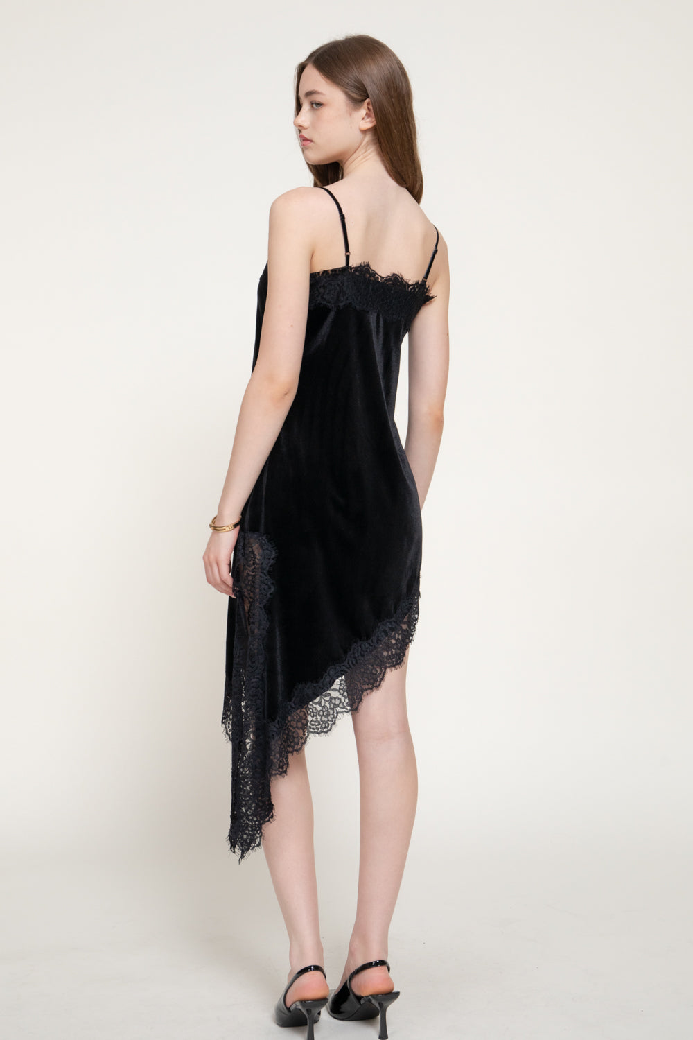 Vestido mini de terciopelo escote recto y orilla de encaje — D15492