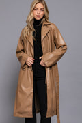 Gabardina cruzada de polipiel con cuello de solapa y botones — J14039