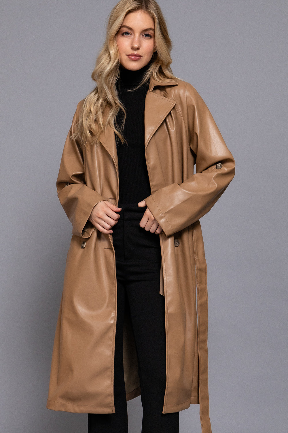 Gabardina cruzada de polipiel con cuello de solapa y botones — J14039