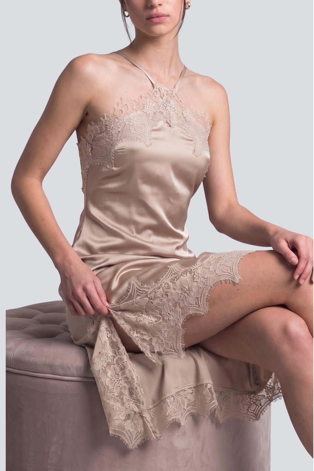 Vestido midi halter satinado con encaje — 40002DN
