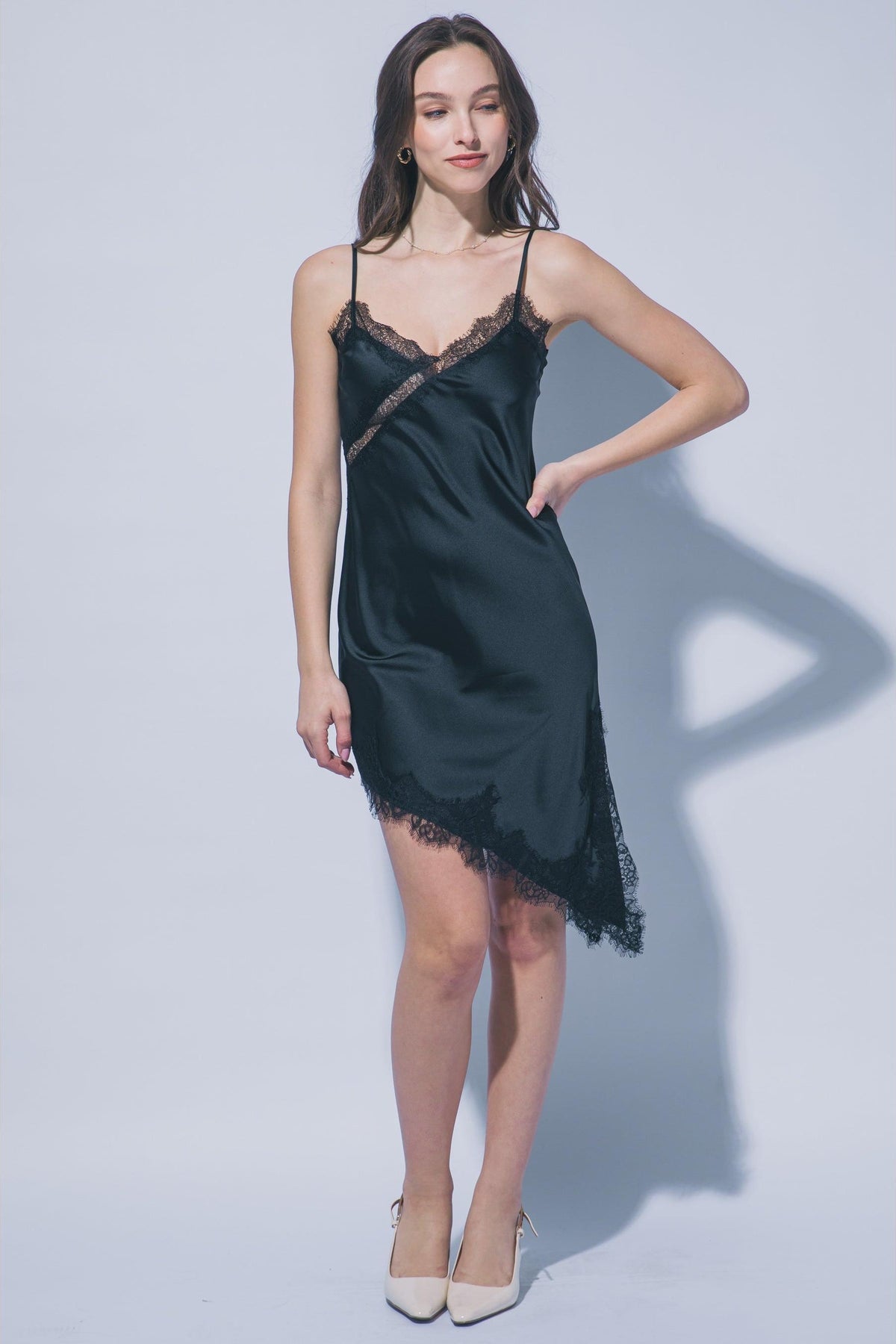 Vestido lencero satinado con bajo asimétrico — 4973DN