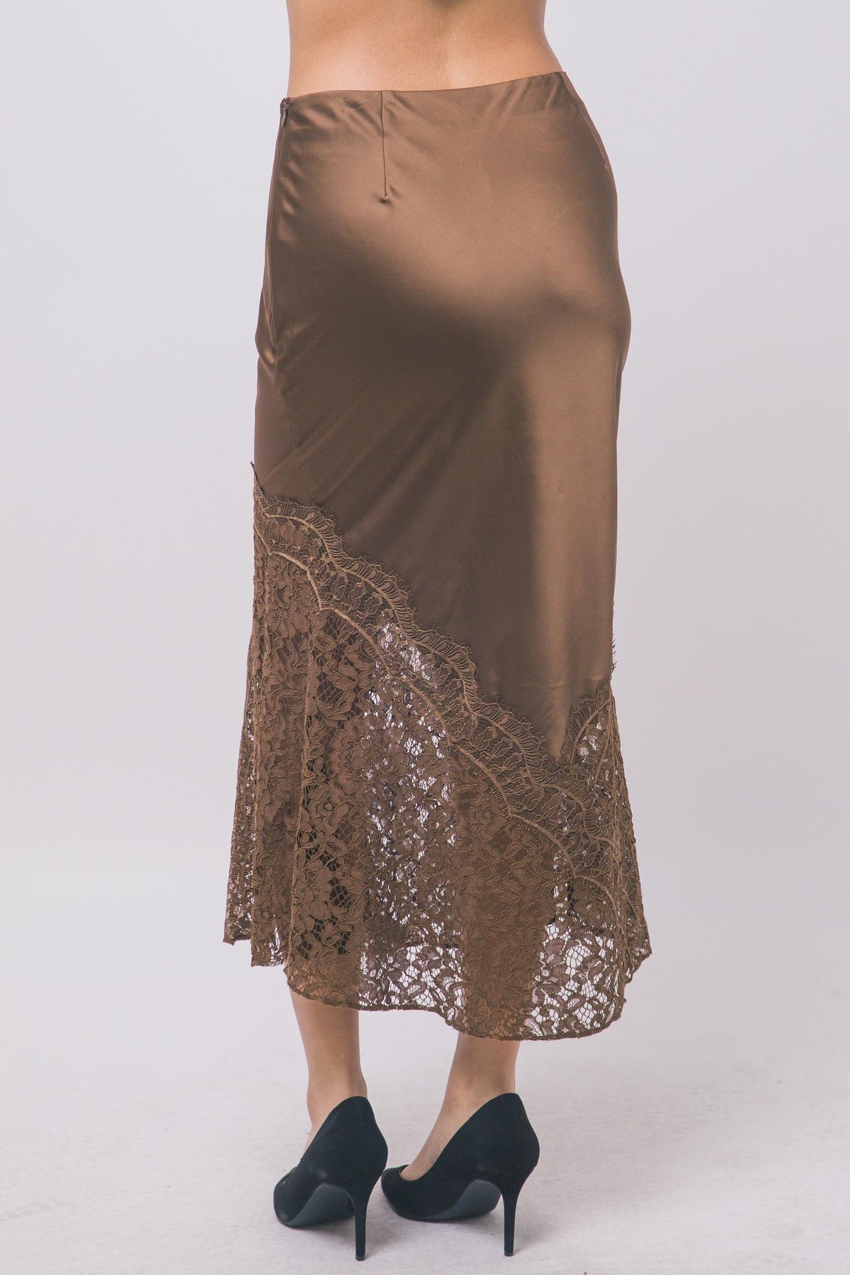 Falda midi satinada con encaje y abertura — 7374SN