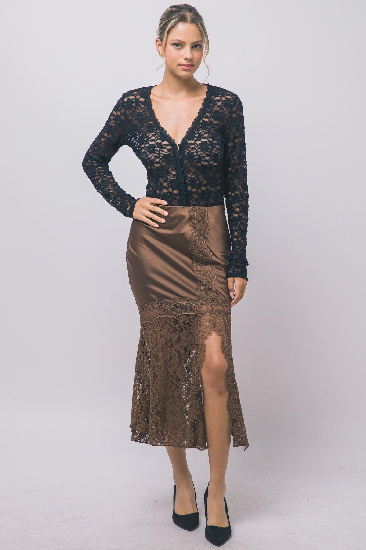 Falda midi satinada con encaje y abertura — 7374SN