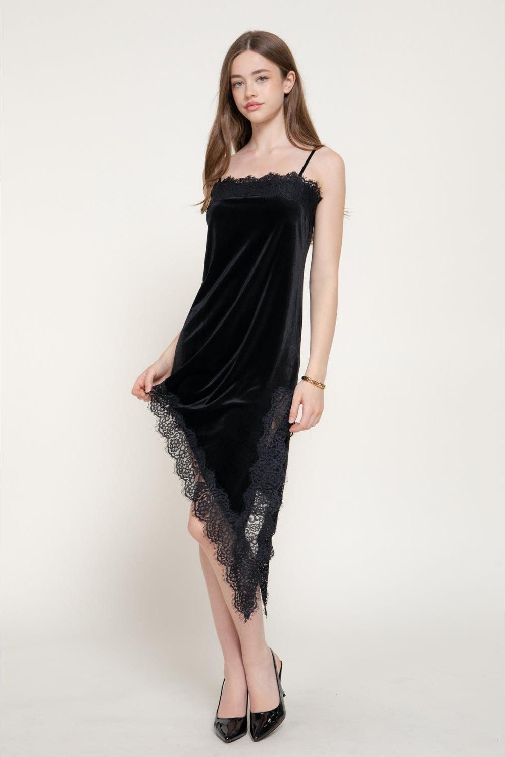 Vestido mini de terciopelo con encaje — D15492