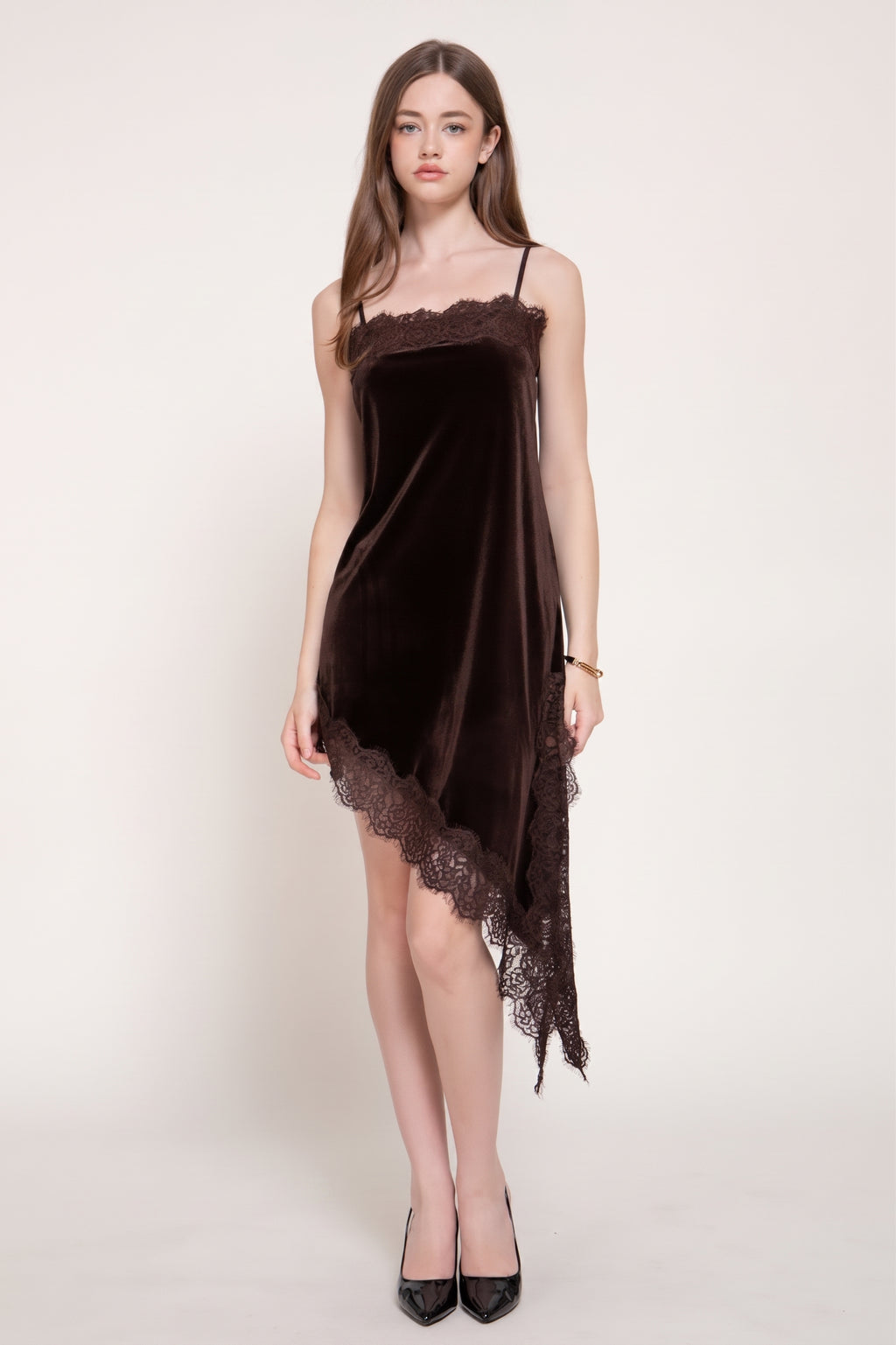 Vestido mini de terciopelo escote recto y orilla de encaje — D15492