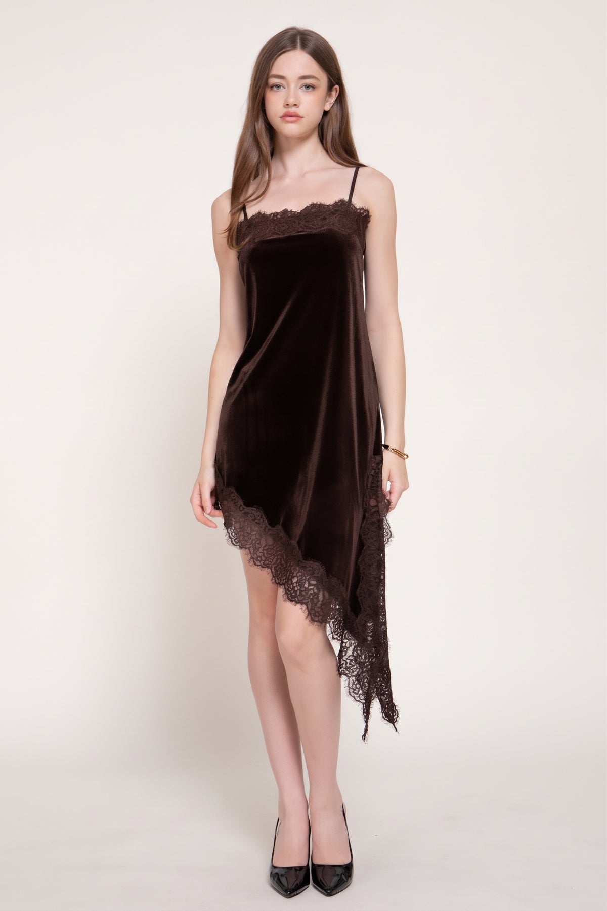 Vestido mini de terciopelo escote recto y orilla de encaje — D15492