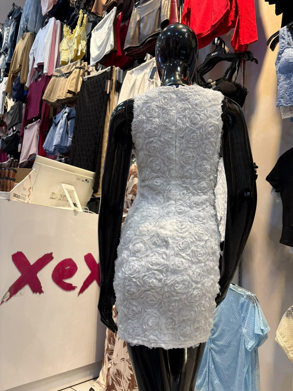 Vestido con rosas blancas en relieve — HMD14480