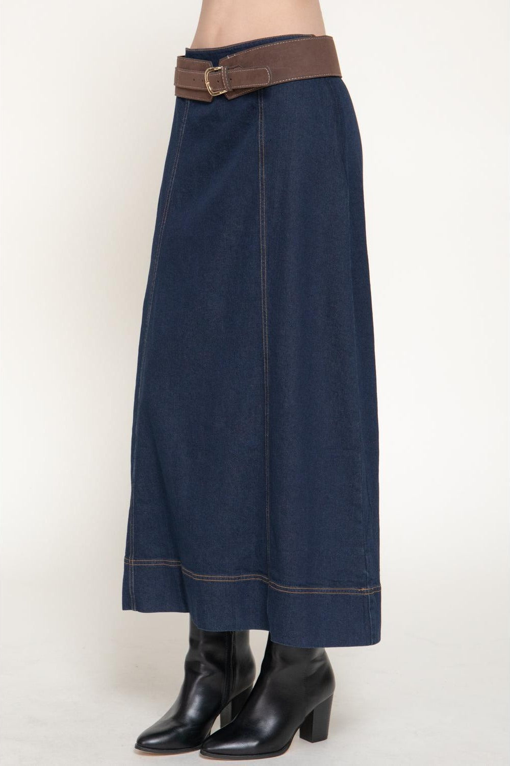 Falda midi de mezclilla cruzada con cinturón — S15547