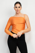 Top satinado de un hombro — HMT56978