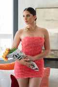 Vestido strapless con rosas en relieve